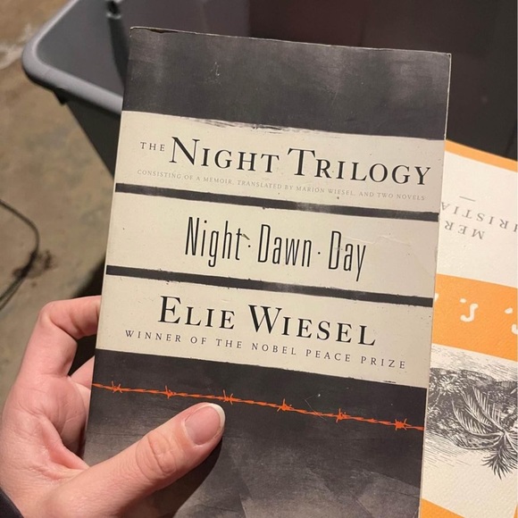 Books - Picture 9 of 16